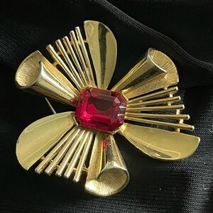Vintage Crown Trifari Gold Tone Ruby Red Starburst Atomic Brooch